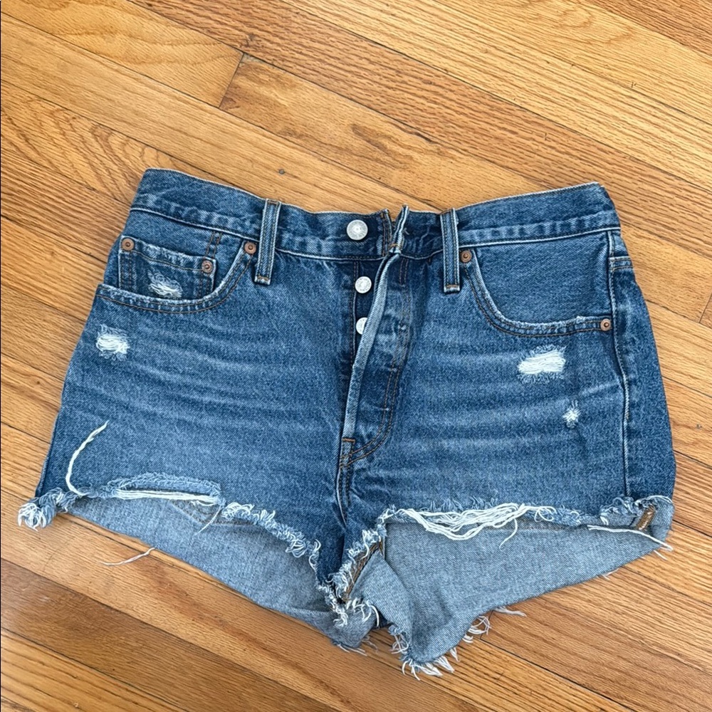 LEVI’S, Cut Off Denim Shorts